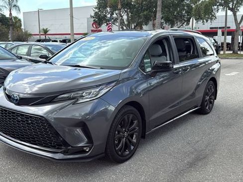 Used 2025 Toyota Sienna XSE w/ XSE Plus Package FWD image 3