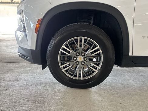 Used 2025 Chevrolet Traverse LT FWD image 10