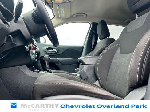 Used 2017 Jeep Cherokee Latitude w/ Cold Weather Group AWD/4WD image 10