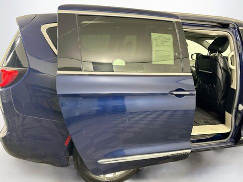 Used 2017 Chrysler Pacifica Limited FWD image 34