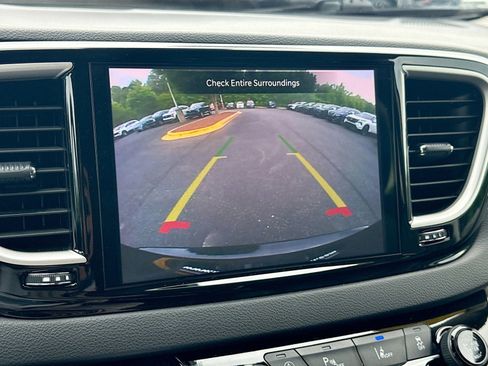 Used 2024 Chrysler Pacifica Touring-L FWD image 13