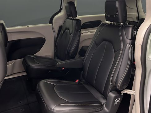 Used 2023 Chrysler Pacifica Touring-L FWD image 22
