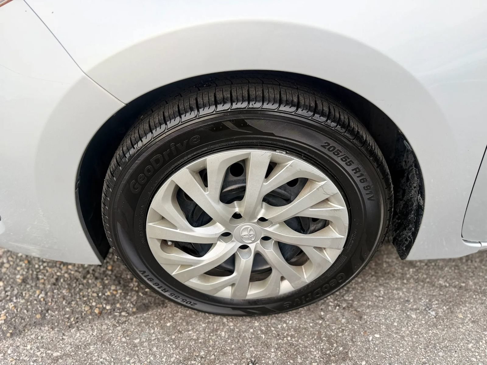 Used 2019 Toyota Corolla LE FWD image 2