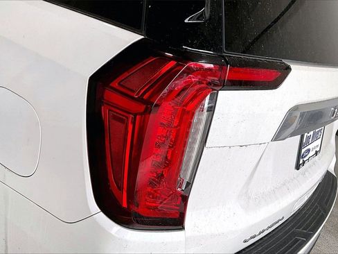 Used 2022 GMC Yukon Denali w/ Denali Premium Package image 13