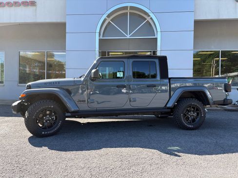Used 2025 Jeep Gladiator Sport AWD/4WD image 2