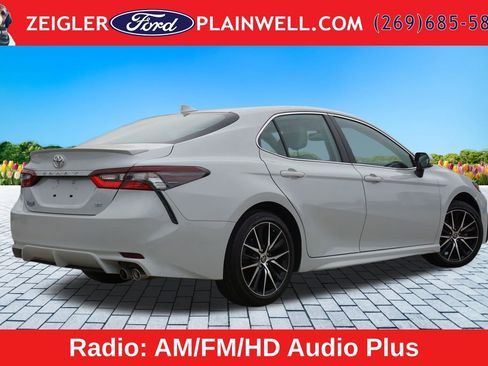 Used 2022 Toyota Camry SE w/ Cold Weather Package FWD image 5