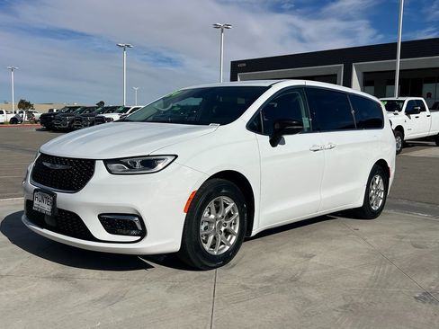 Certified 2024 Chrysler Pacifica Touring-L image 3