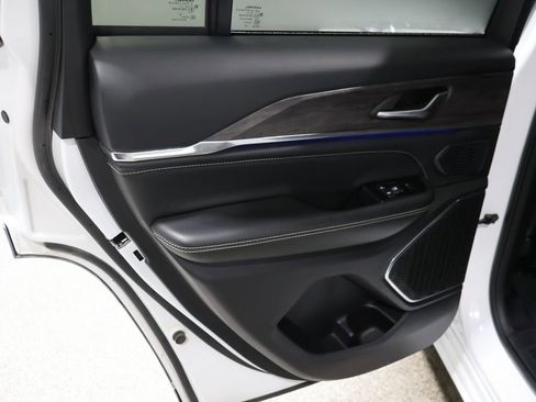 Certified 2024 Jeep Grand Cherokee Overland image 20