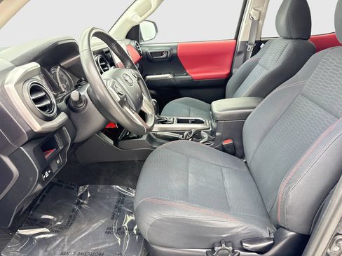 Used 2018 Toyota Tacoma SR5 AWD/4WD image 17