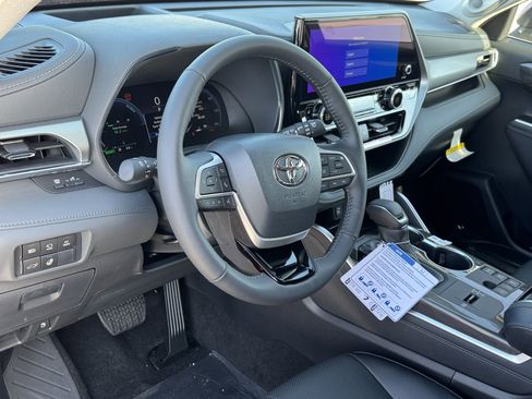 New 2026 Toyota Highlander Platinum image 16
