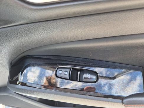 Used 2025 Nissan Altima 2.5 SR FWD image 32