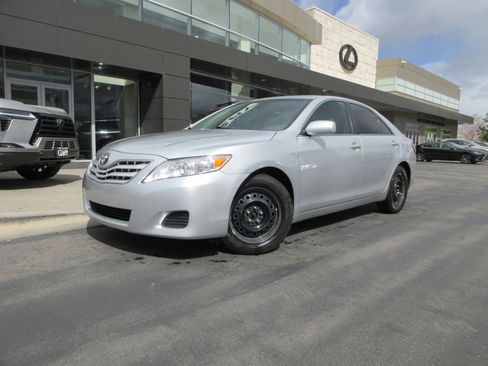 Used 2010 Toyota Camry LE image 1