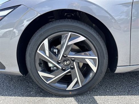 New 2025 Hyundai Elantra SEL image 11