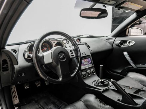 Used 2005 Nissan 350Z Touring RWD image 2