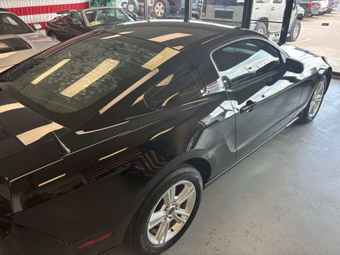 Used 2010 Ford Mustang Coupe RWD image 11