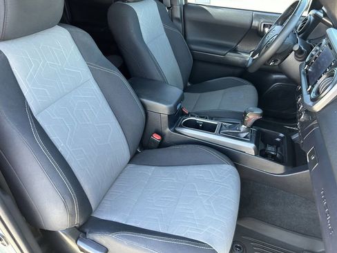 Used 2022 Toyota Tacoma TRD Sport w/ Technology Package image 10