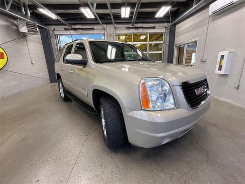 Used 2011 GMC Yukon SLT w/ SLT-2 Equipment Package AWD/4WD image 7