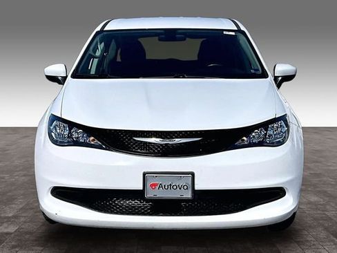 Used 2022 Chrysler Voyager LX image 2