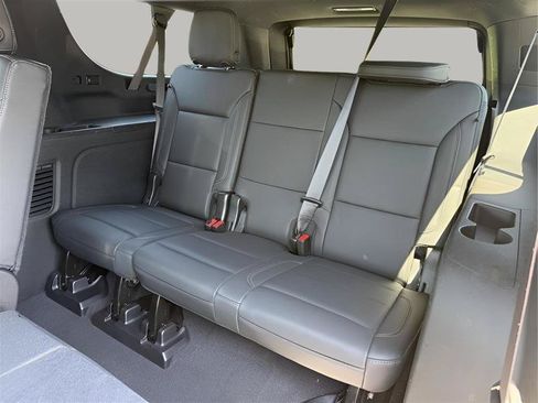 Used 2022 Chevrolet Suburban LT RWD image 27