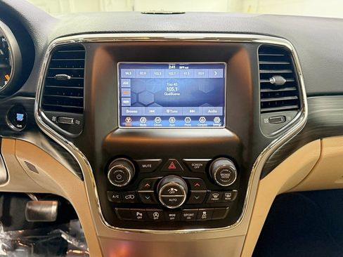 Used 2019 Jeep Grand Cherokee Laredo image 16