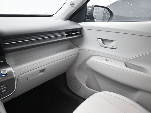 Used 2025 Hyundai Kona SEL image 6