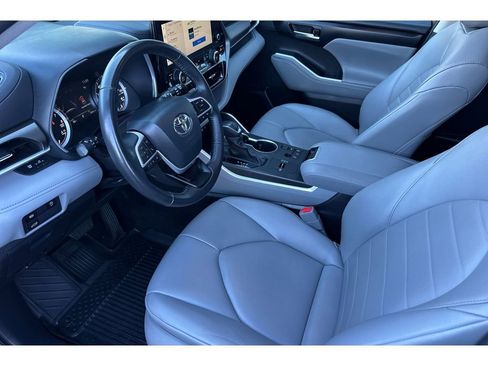 Used 2023 Toyota Highlander XLE FWD image 11