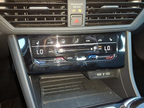 Used 2025 Volkswagen Jetta SE FWD image 16