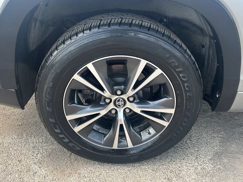 Used 2017 Toyota Highlander Plus FWD image 29