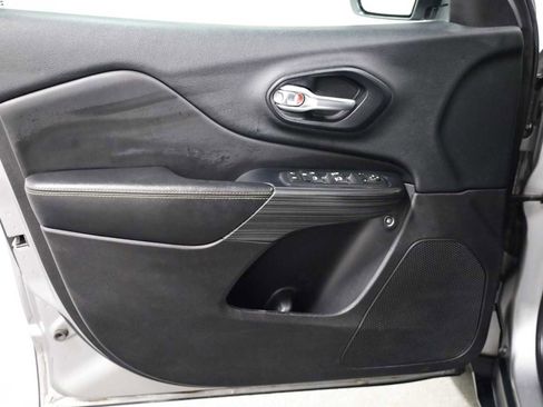 Used 2016 Jeep Cherokee Limited image 16