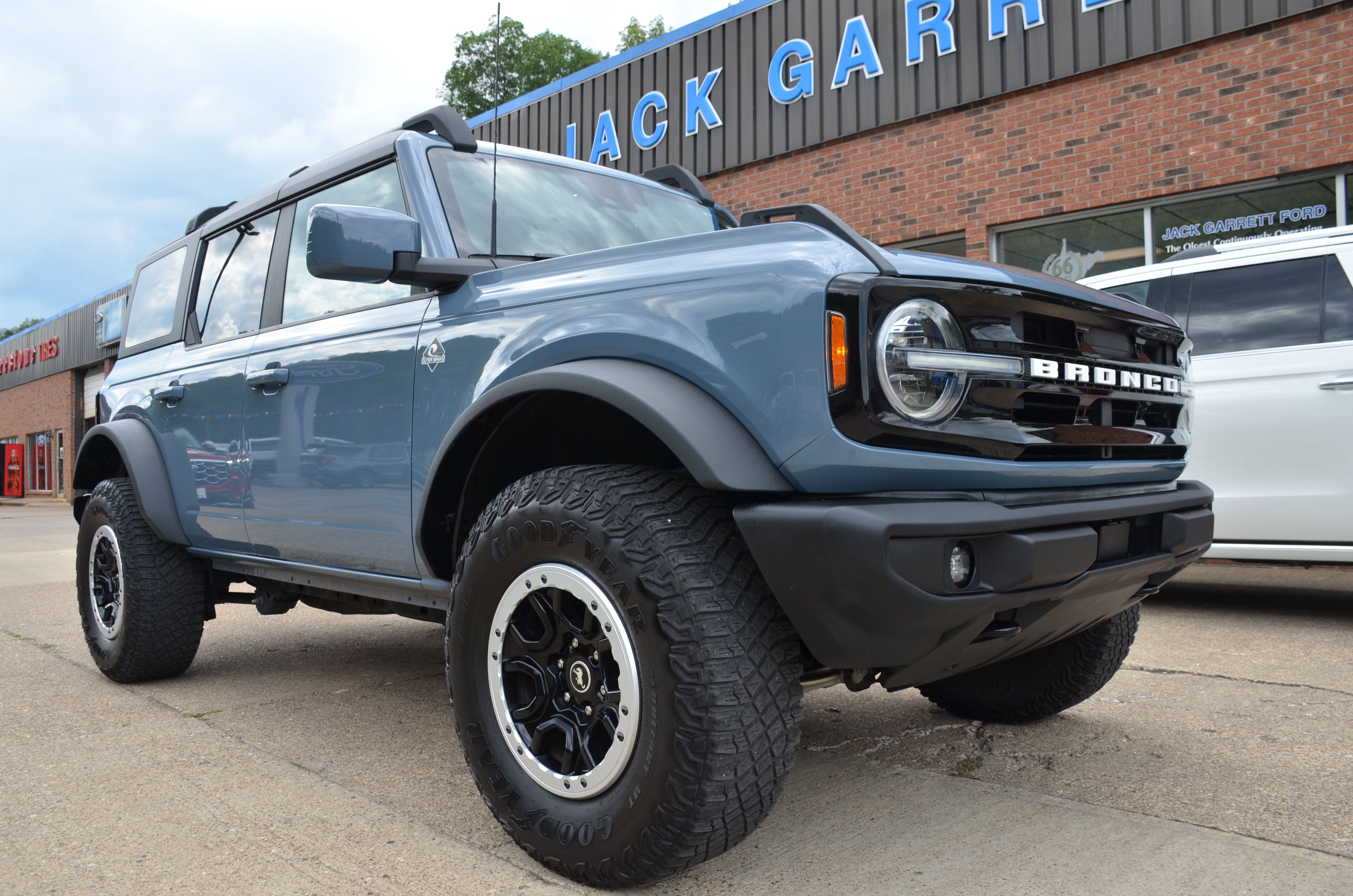 Used 2023 Ford Bronco Outer Banks w/ Sasquatch Package AWD/4WD image 1