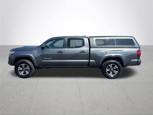 Used 2018 Toyota Tacoma TRD Sport AWD/4WD image 10