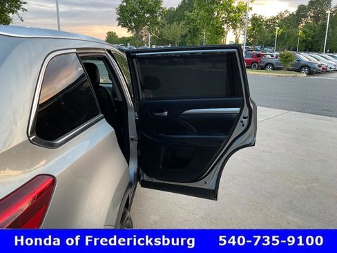 Used 2018 Toyota Highlander XLE AWD/4WD image 18