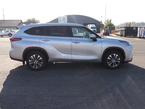 Used 2021 Toyota Highlander XLE AWD/4WD image 4