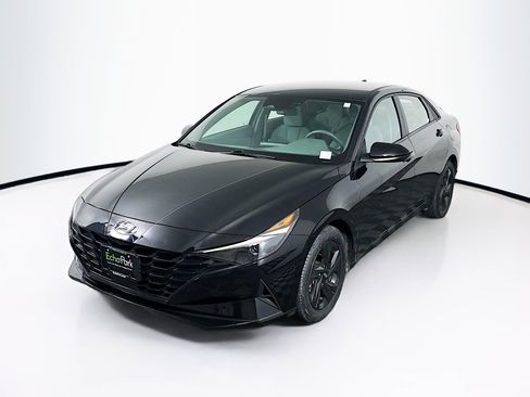 Used 2022 Hyundai Elantra SEL w/ Convenience Package image 3