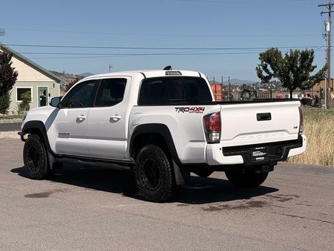 Used 2021 Toyota Tacoma TRD Off-Road w/ TRD Premium Off Road Package AWD/4WD image 3