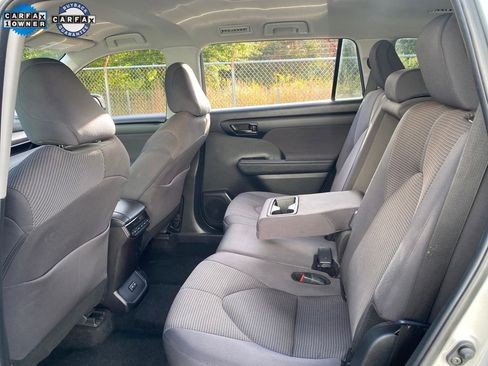 Used 2024 Toyota Highlander LE AWD/4WD image 20