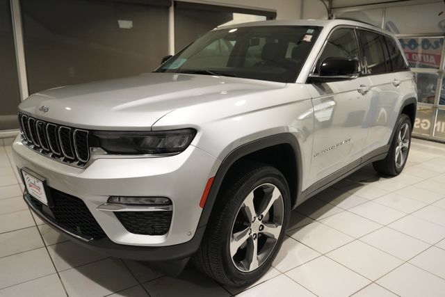 Used 2023 Jeep Grand Cherokee Limited w/ Luxury Tech Group II AWD/4WD image 5