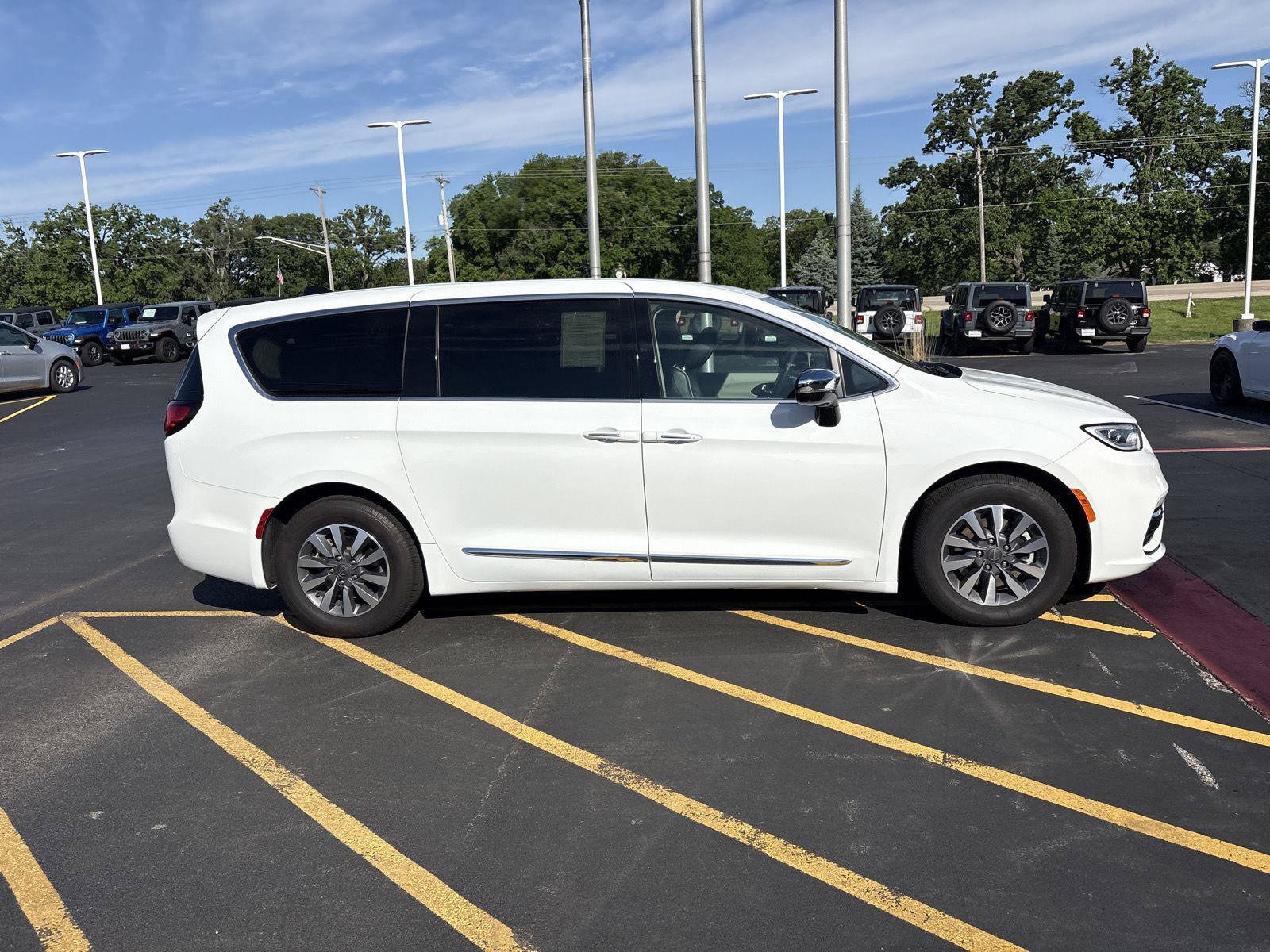 Used 2023 Chrysler Pacifica Limited FWD image 4
