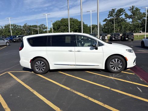 Used 2023 Chrysler Pacifica Limited FWD image 4