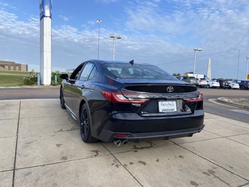 Used 2025 Toyota Camry SE image 9