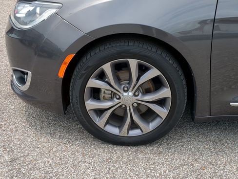 Used 2019 Chrysler Pacifica Limited w/ Advanced Safetytec Group FWD image 10