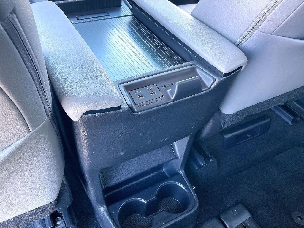Used 2025 Toyota Sienna XLE FWD image 27