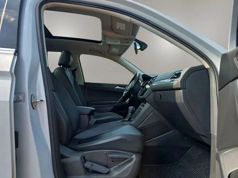 Used 2018 Volkswagen Tiguan SE w/ Panoramic Sunroof Package FWD image 49