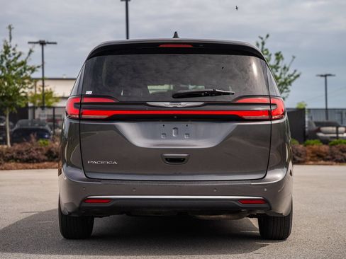 Used 2023 Chrysler Pacifica Touring-L FWD image 6