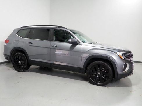 Used 2025 Volkswagen Atlas SE w/ Panoramic Sunroof Package FWD image 1