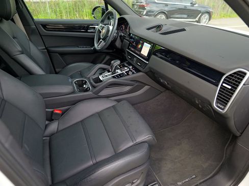 Used 2023 Porsche Cayenne Platinum Edition AWD/4WD image 38