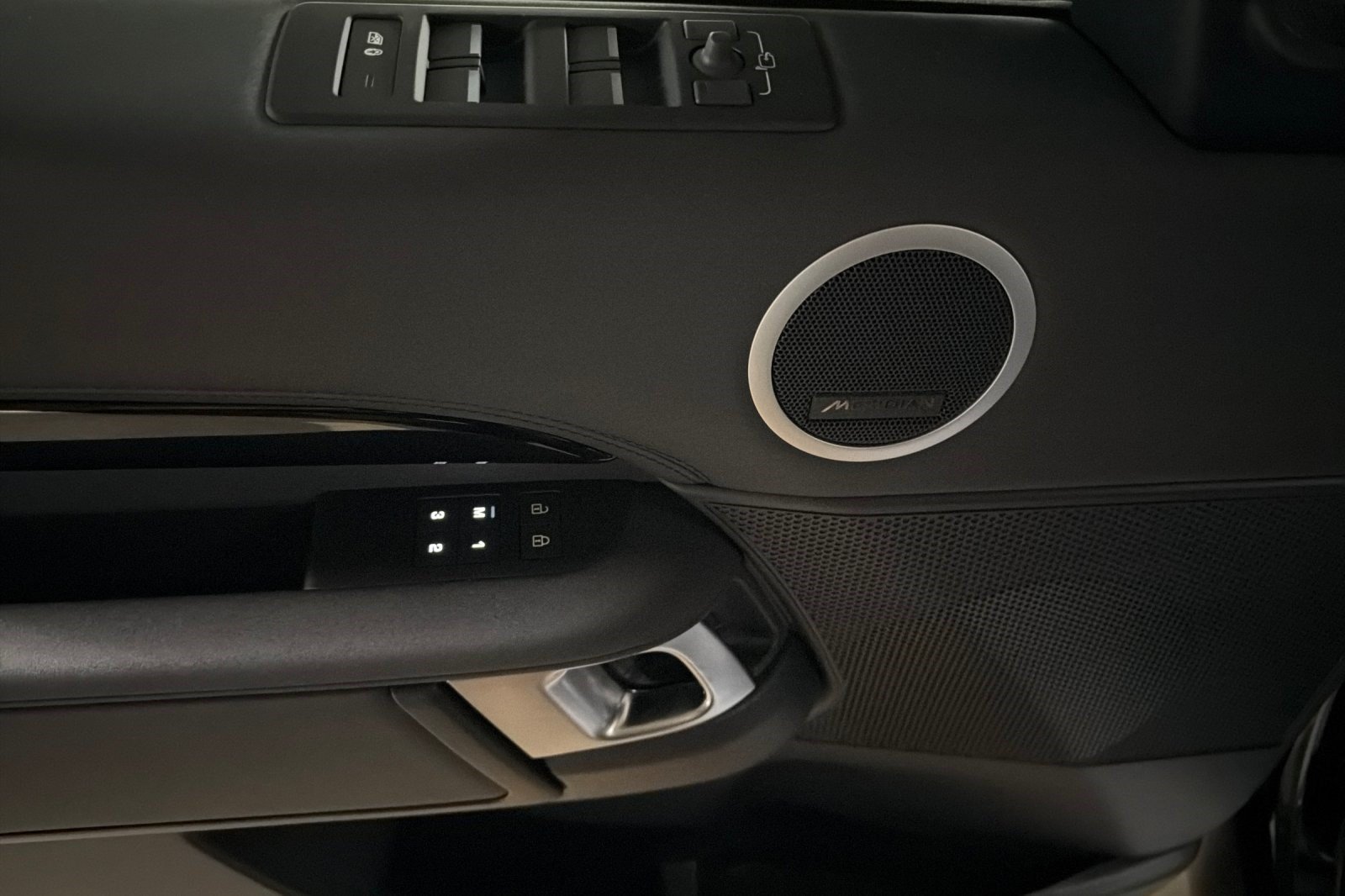 New 2026 Land Rover Discovery S AWD/4WD image 13