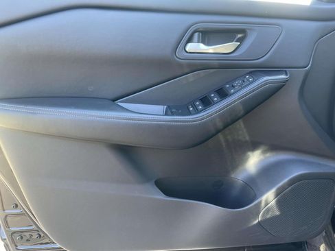 Used 2025 Nissan Rogue SV FWD image 17
