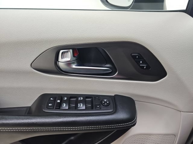 Used 2023 Chrysler Pacifica Touring-L FWD image 28