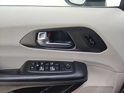 Used 2023 Chrysler Pacifica Touring-L FWD image 28